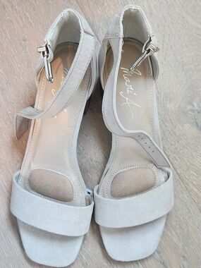 Womens Suede Ankle-Strap Sandals in Light Beige, size 7.5